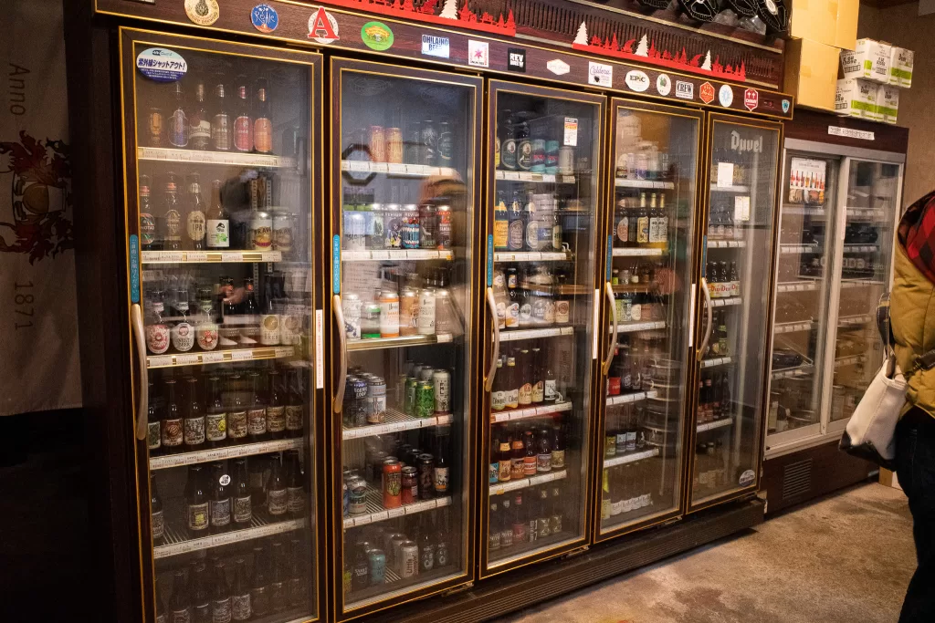 ビールがずらりと並ぶ店内の冷蔵庫